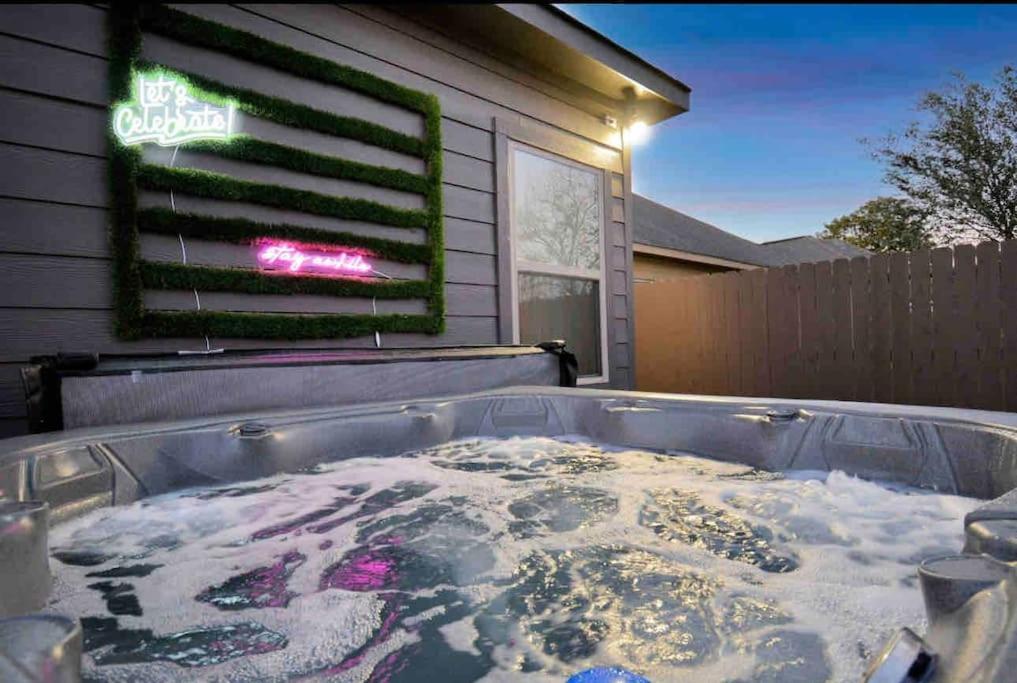 休斯敦Luxe Downtown Retreat•Hot Tub • Fire Pit. Sleeps16别墅 外观 照片