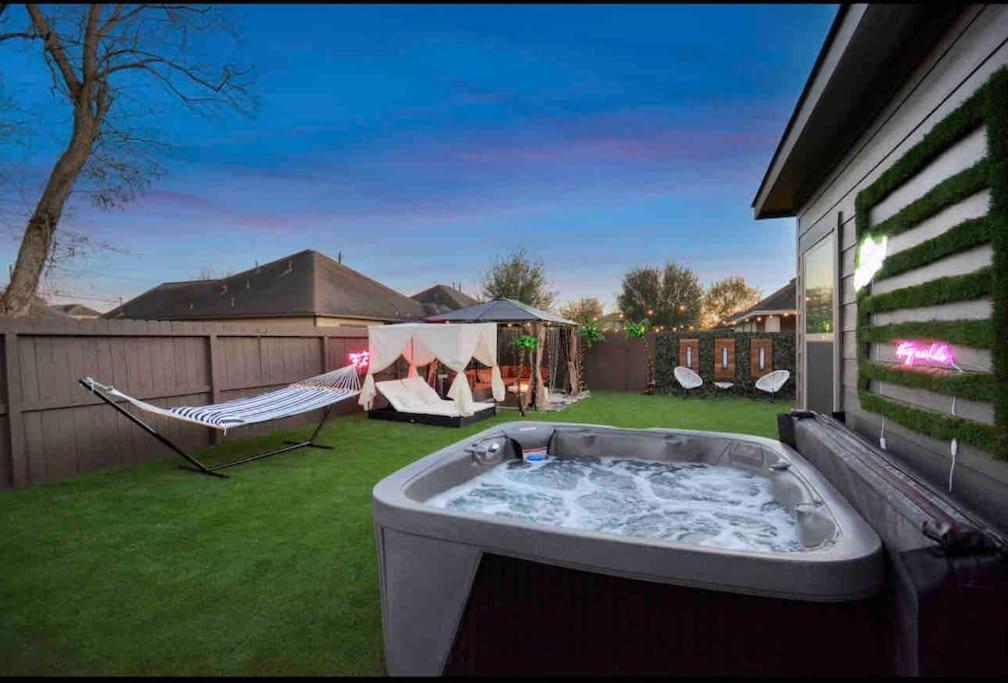 休斯敦Luxe Downtown Retreat•Hot Tub • Fire Pit. Sleeps16别墅 外观 照片